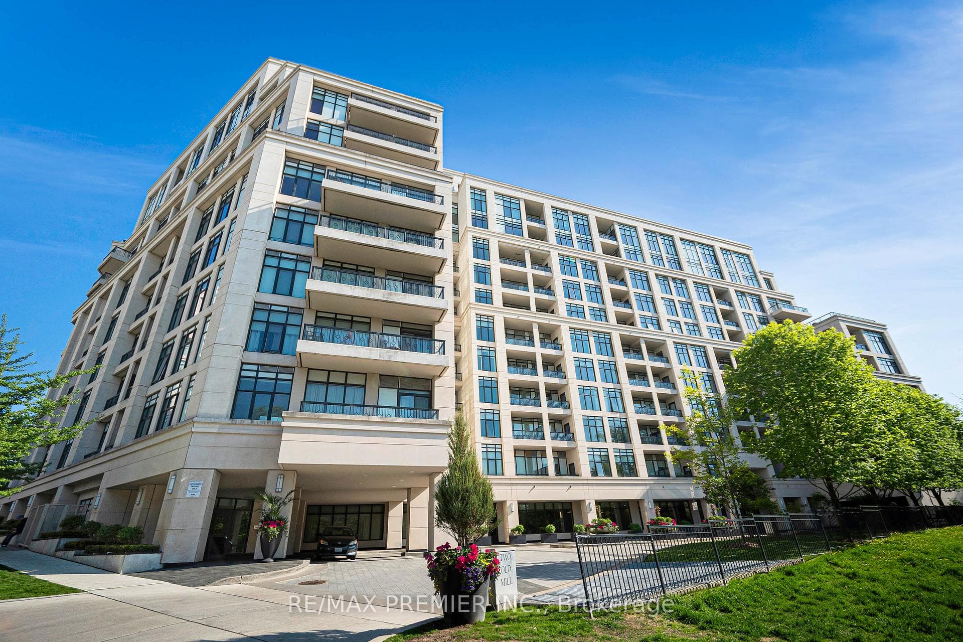 2 Old Mill Drive Unit 810, High Park / Junction / Roncesvalles, ON M6S 1R7 - Photo 1