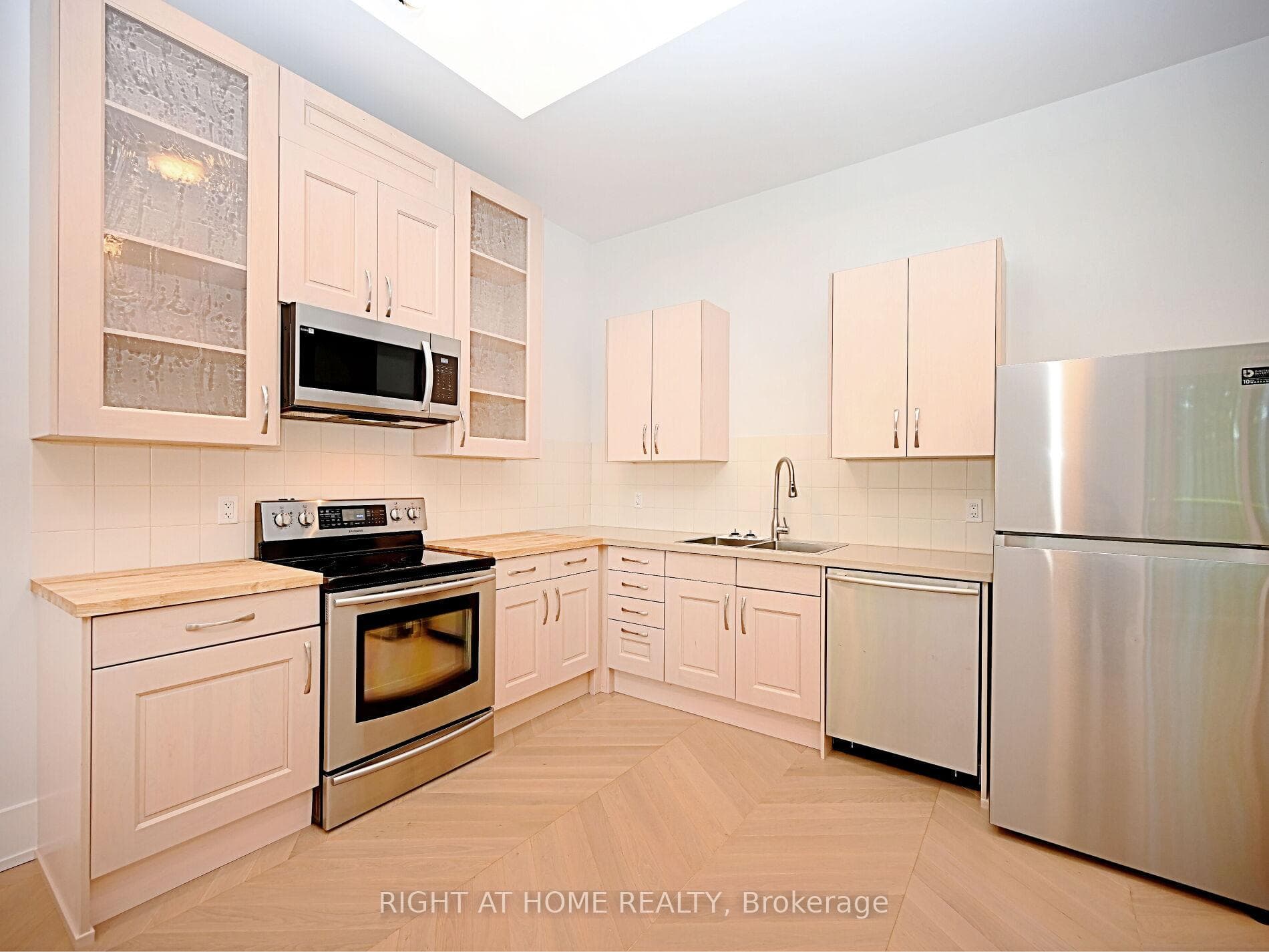50B Woodlawn Avenue, Mississauga, ON L5G 3K6 - Photo 1
