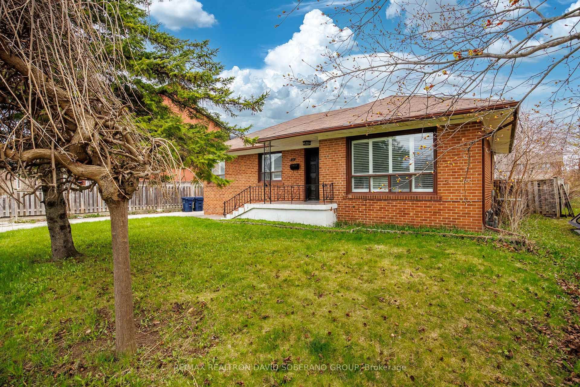 16 Faith Avenue, North York (Bathurst Manor / Clanton Park), ON M3H 1W3 - Photo 1