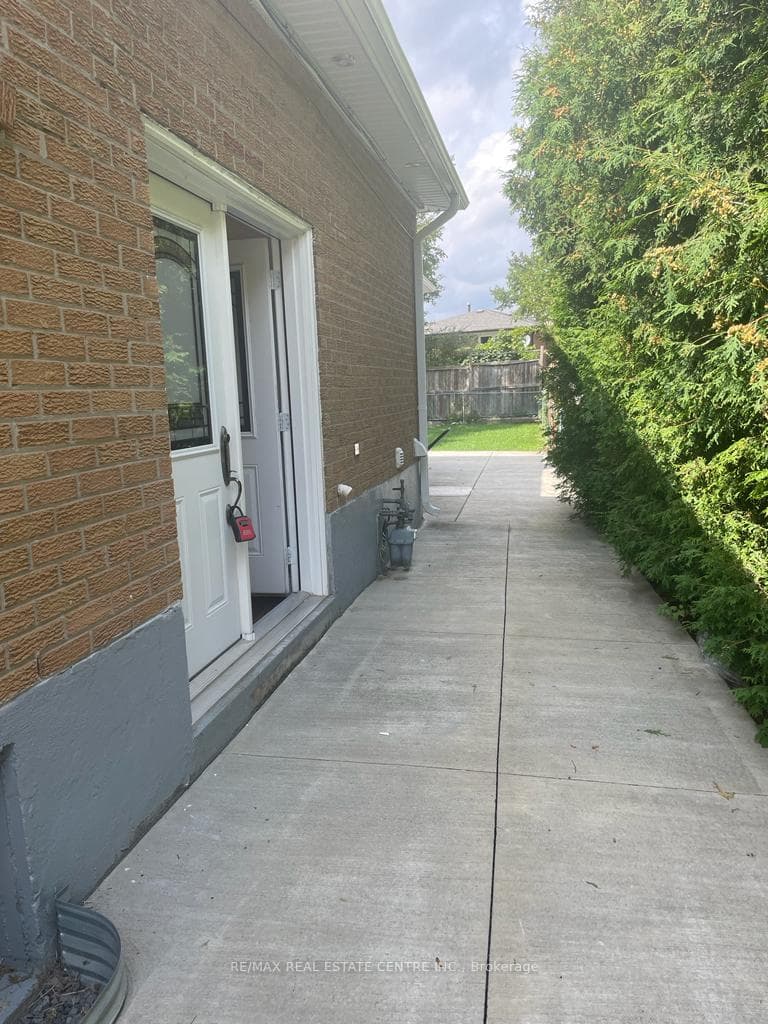 2349 Whaley Dr Drive, Mississauga, ON L5B 2B3 - Photo 1