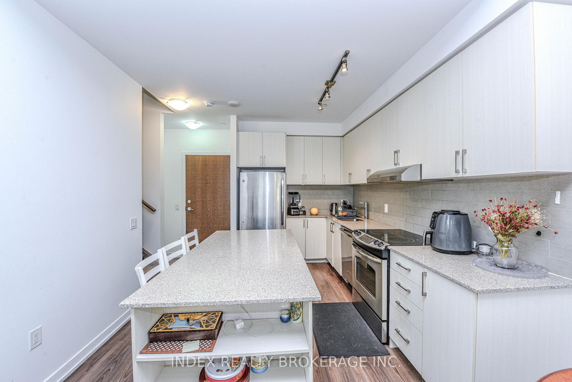 2560 Eglinton Avenue Unit 103, Mississauga, ON L5M 0Y3 - Photo 1