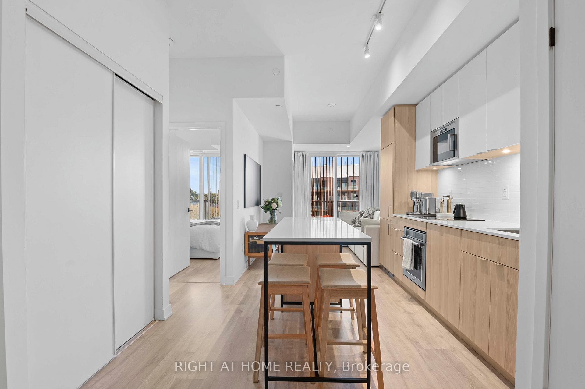220 Missinnihe Way Unit 403, Mississauga, ON L5H 0A9 - Photo 1