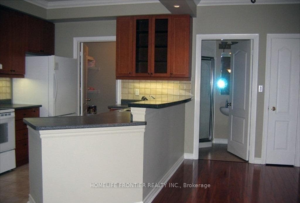 3351 Cawthra Road Unit 402, Mississauga, ON L5A 4N5 - Photo 1