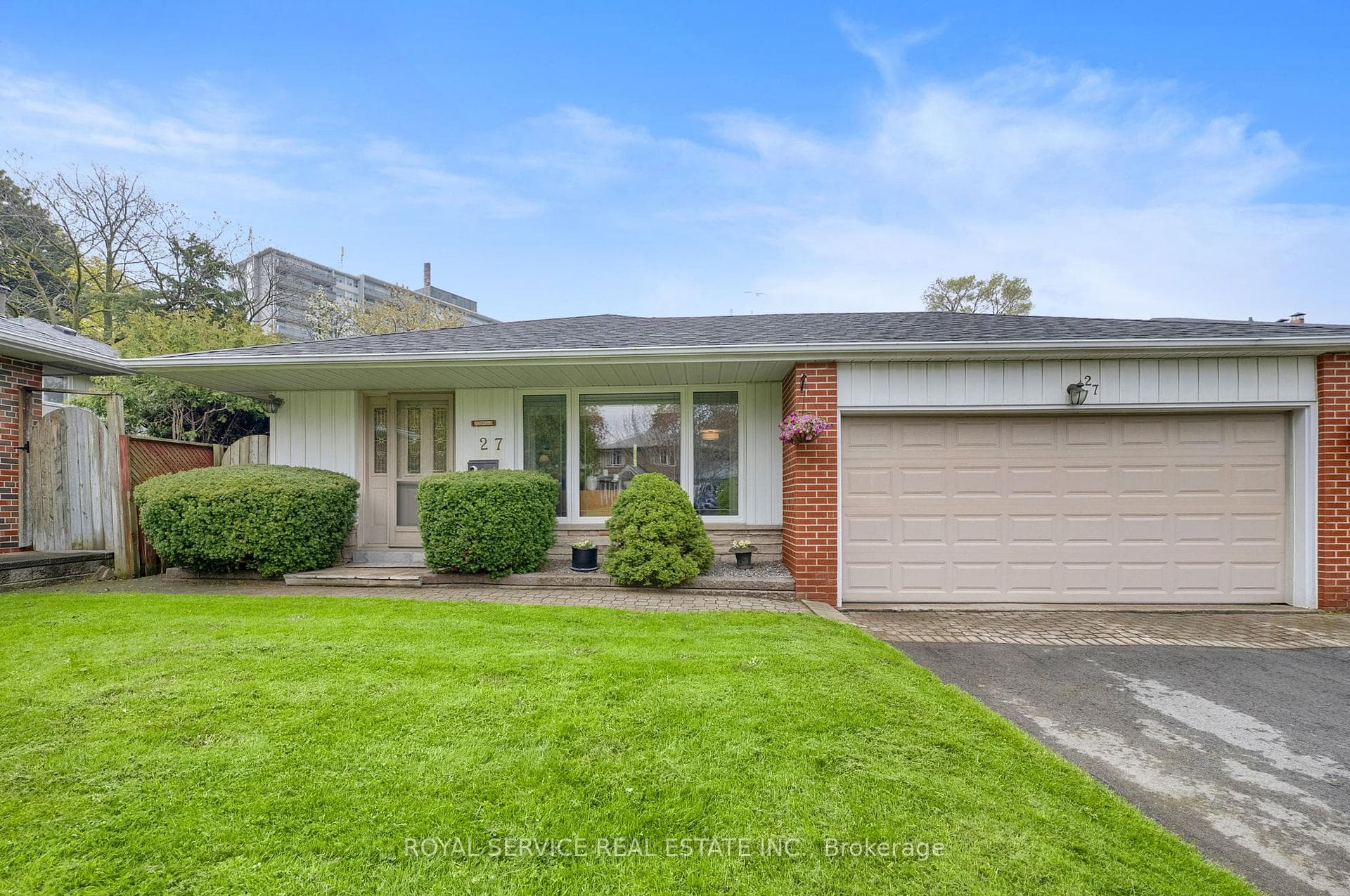 Welcome to 27 Skyview Crescent