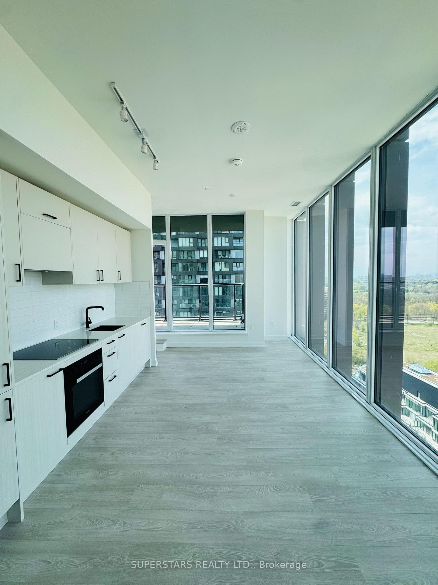 5 Quarrington Lane Unit 2303, Don Mills / Parkwoods / Victoria Village, ON M3C 0S5 - Photo 1