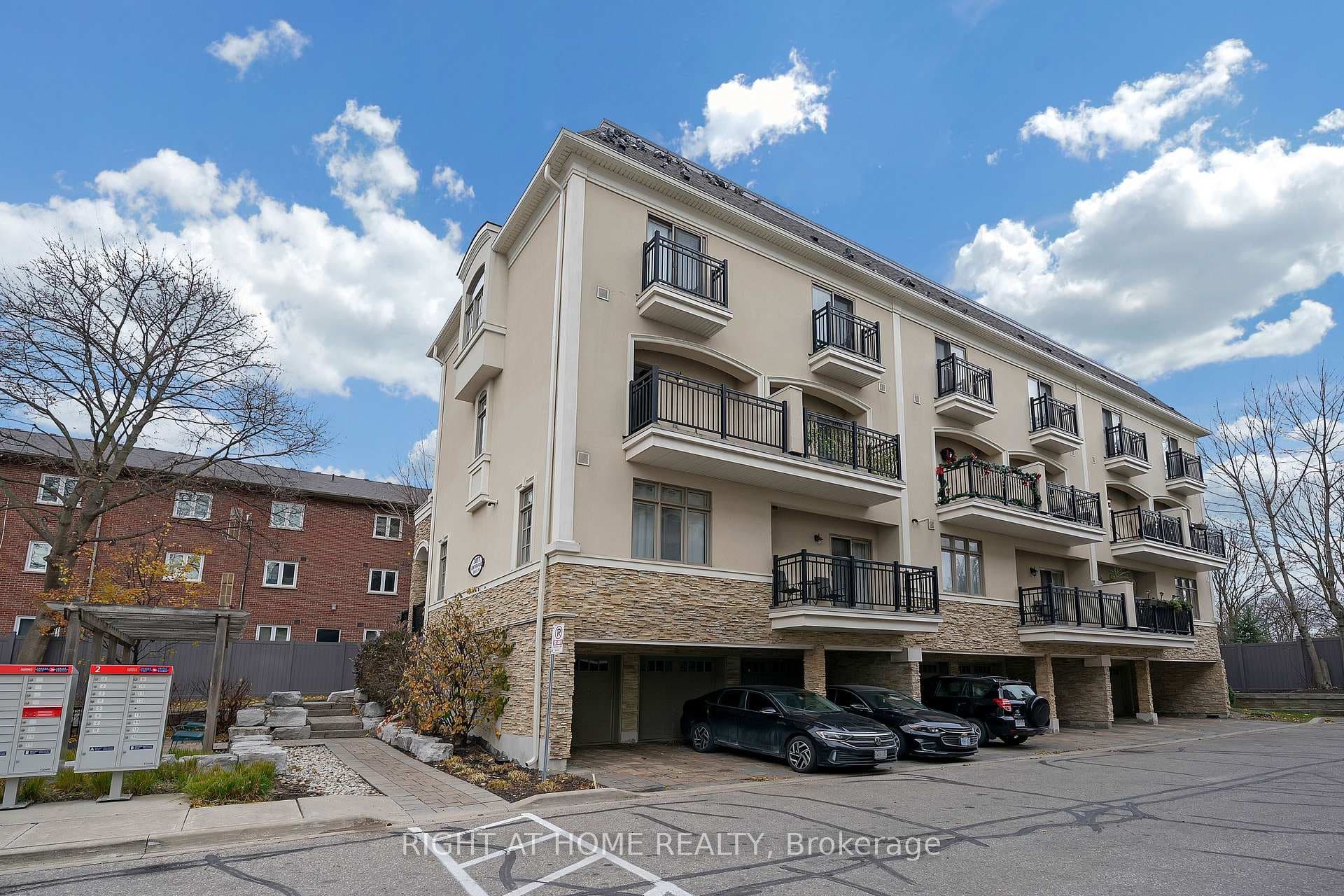 3077 Cawthra Road Unit 18, Mississauga, ON L5A 2X4 - Photo 1
