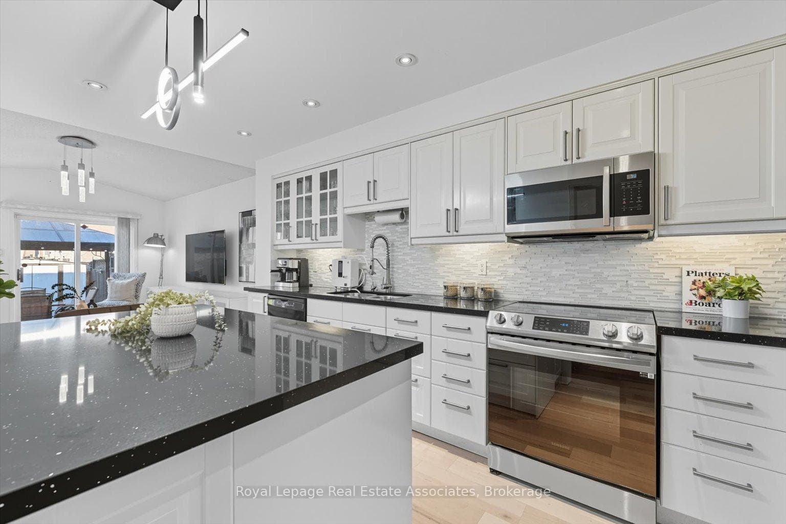 443 Stonetree Court, Mississauga, ON L5B 4H3 - Photo 1