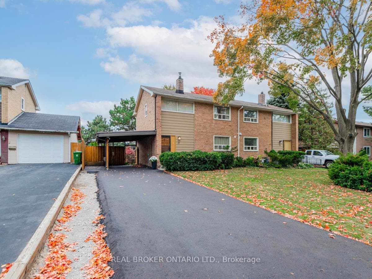 17 Redwing Place, Don Mills / Parkwoods / Victoria Village, ON M3C 2A7 - Photo 1