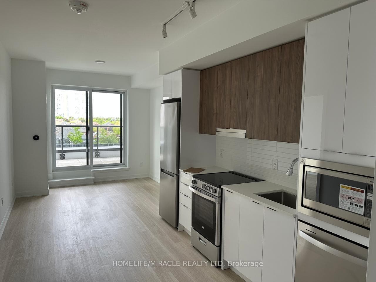 5105 Hurontario Street Unit 523, Mississauga, ON L4Z 0C9 - Photo 1