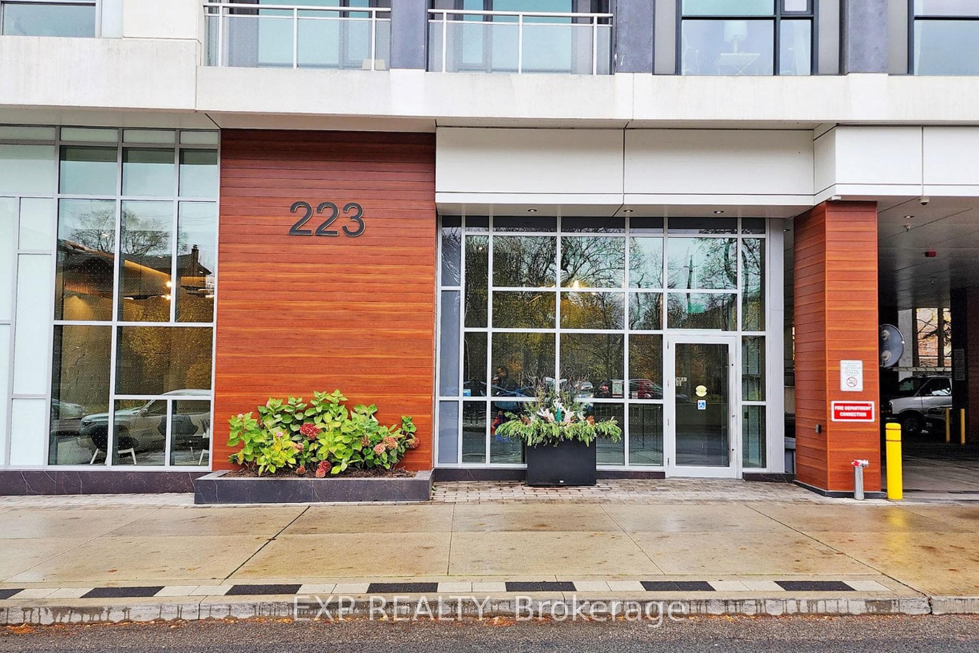 223 St Clair Avenue, Annex / Yorkville / Summerhill, ON M4V 1R3 - Photo 1