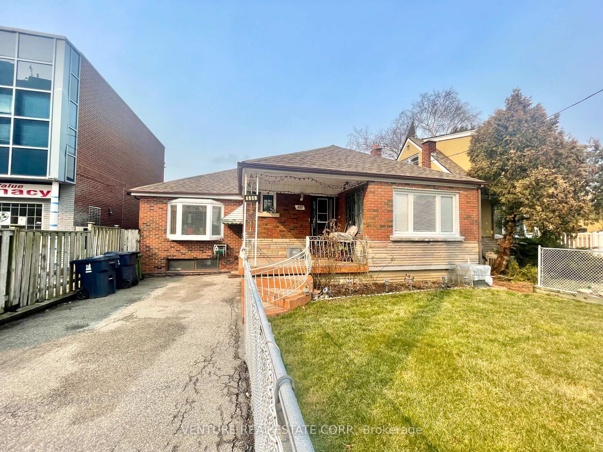 886 Danforth Road, Dorset Park / Kennedy Park, ON M4J 1L7 - Photo 1