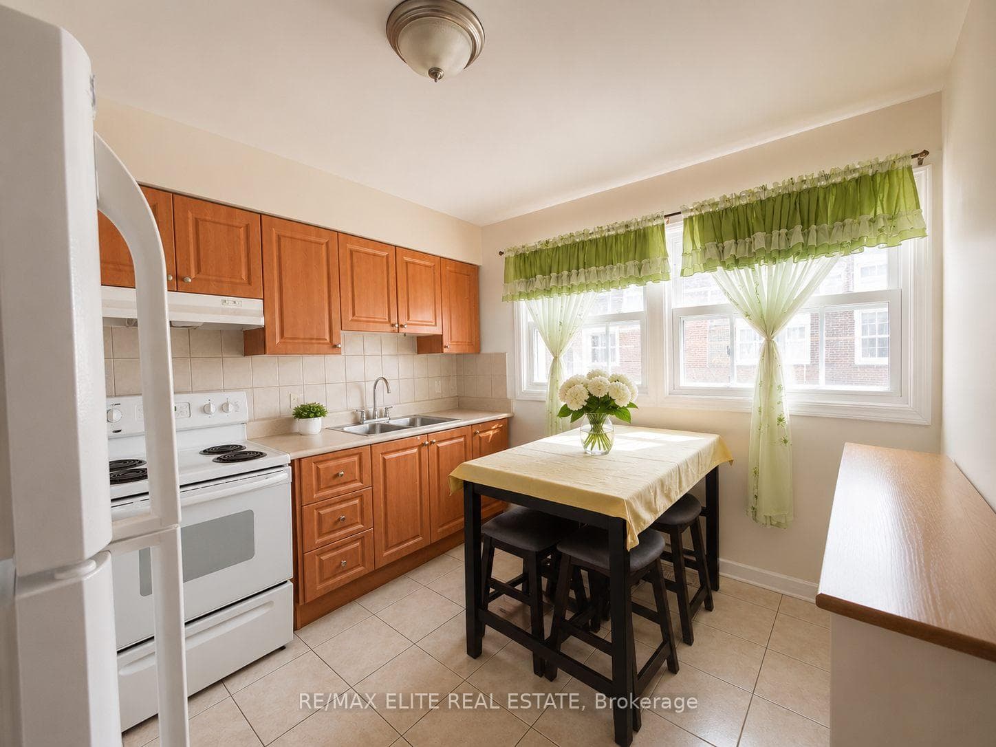 110 Purpledusk Trail, Scarborough (West Hill / Highland Creek), ON M1E 4E1 - Photo 1