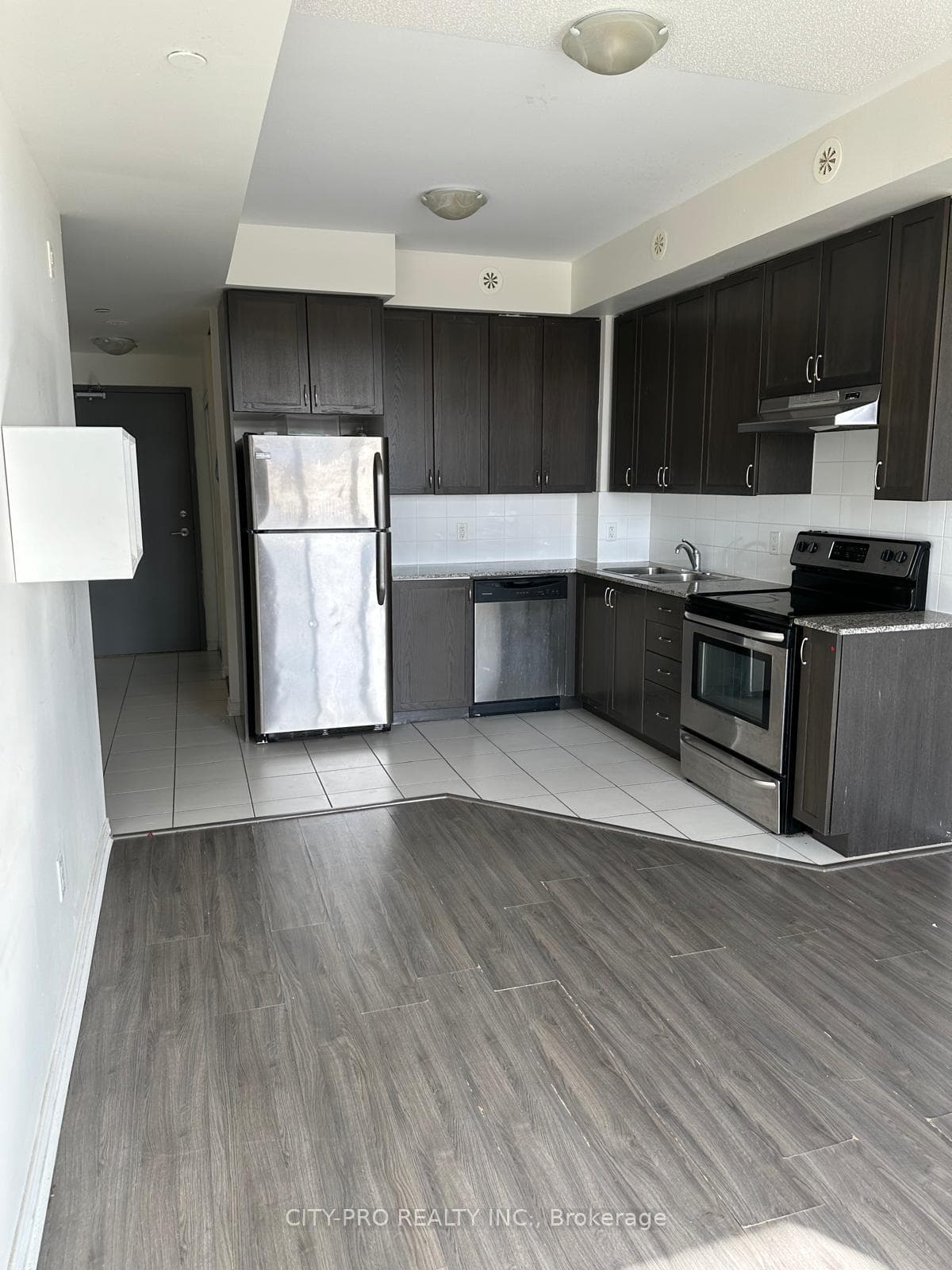 50 Sky Harbour Drive Unit 210, Brampton, ON L7A 0A1 - Photo 1