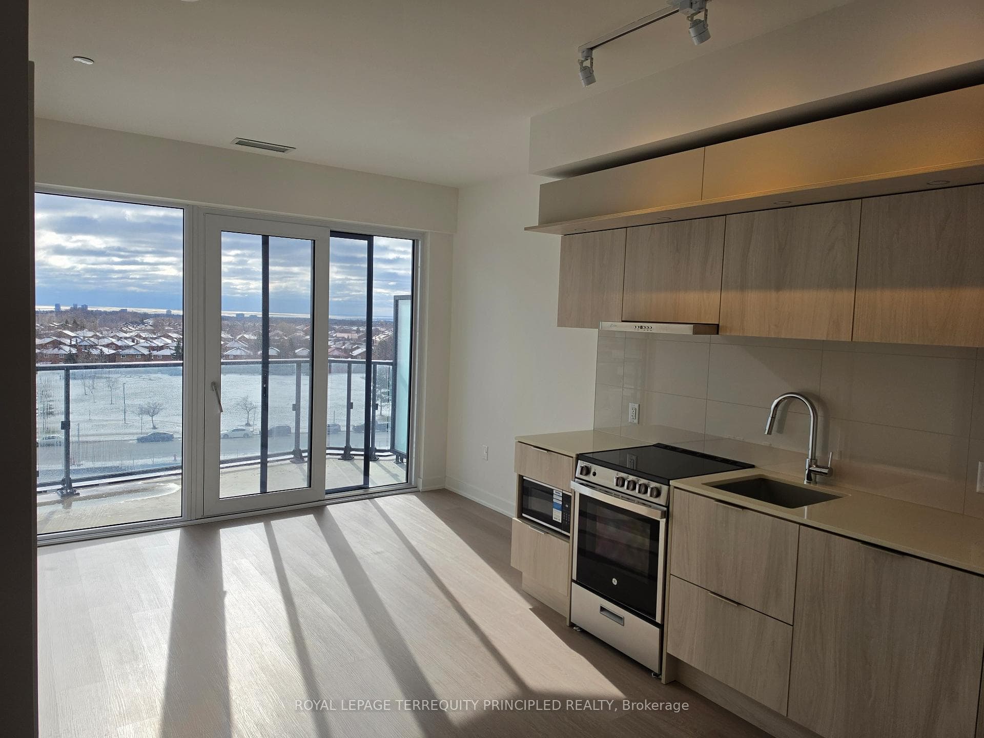 448 Burnhamthorpe Road Unit 517, Mississauga, ON L5B 0R4 - Photo 1