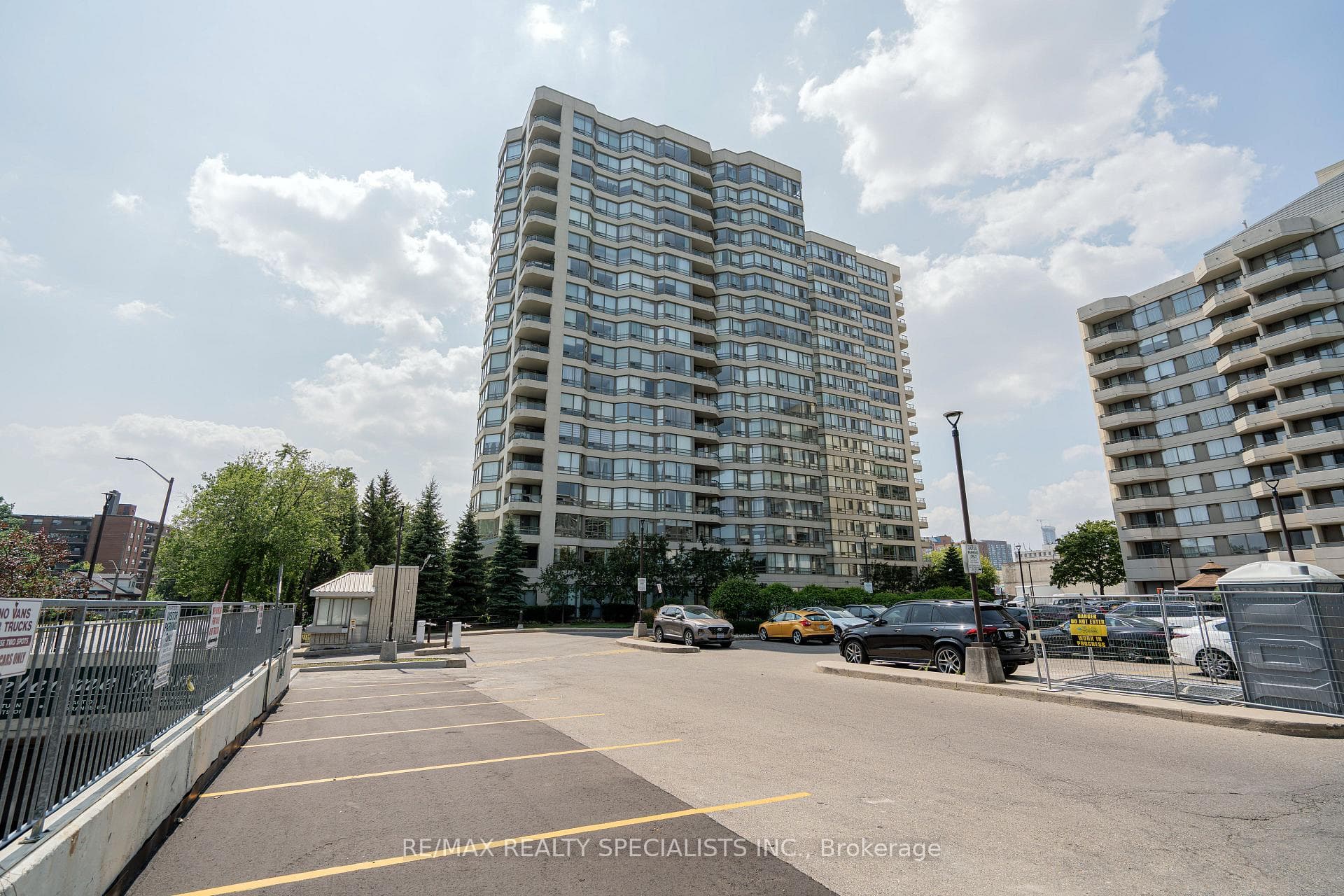 75 King Street Unit 703, Mississauga, ON L5A 4G5 - Photo 1