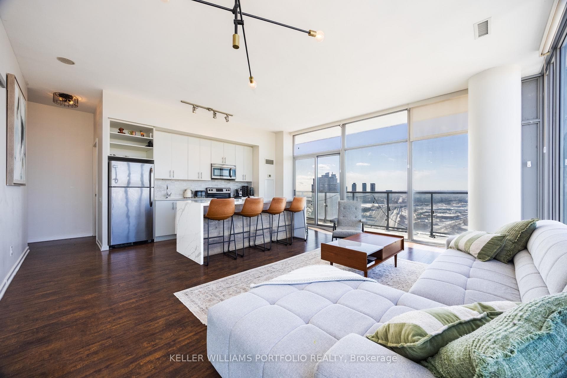105 The Queensway Avenue Unit 3410, High Park / Junction / Roncesvalles, ON M6S 5B5 - Photo 1