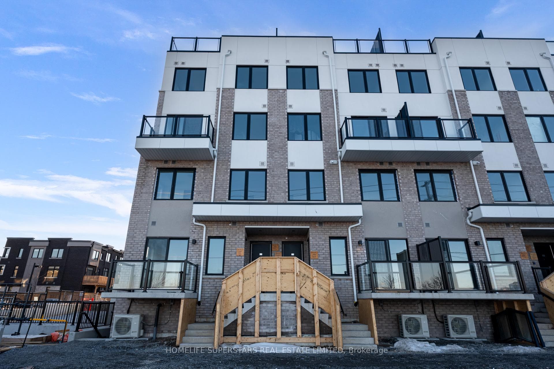 1695 Dersan Street Unit 313, Pickering, ON L1V 2P8 - Photo 1
