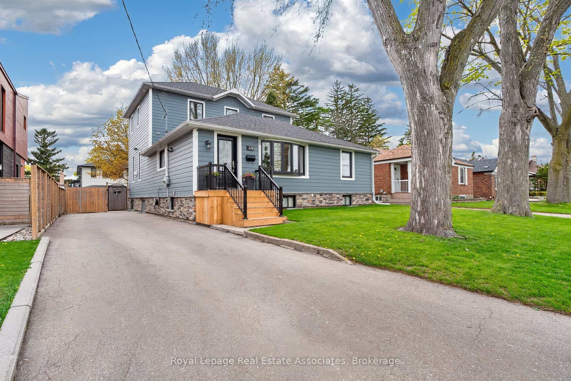40 Briarwood Avenue, Mississauga, ON L5G 3N6 - Photo 1
