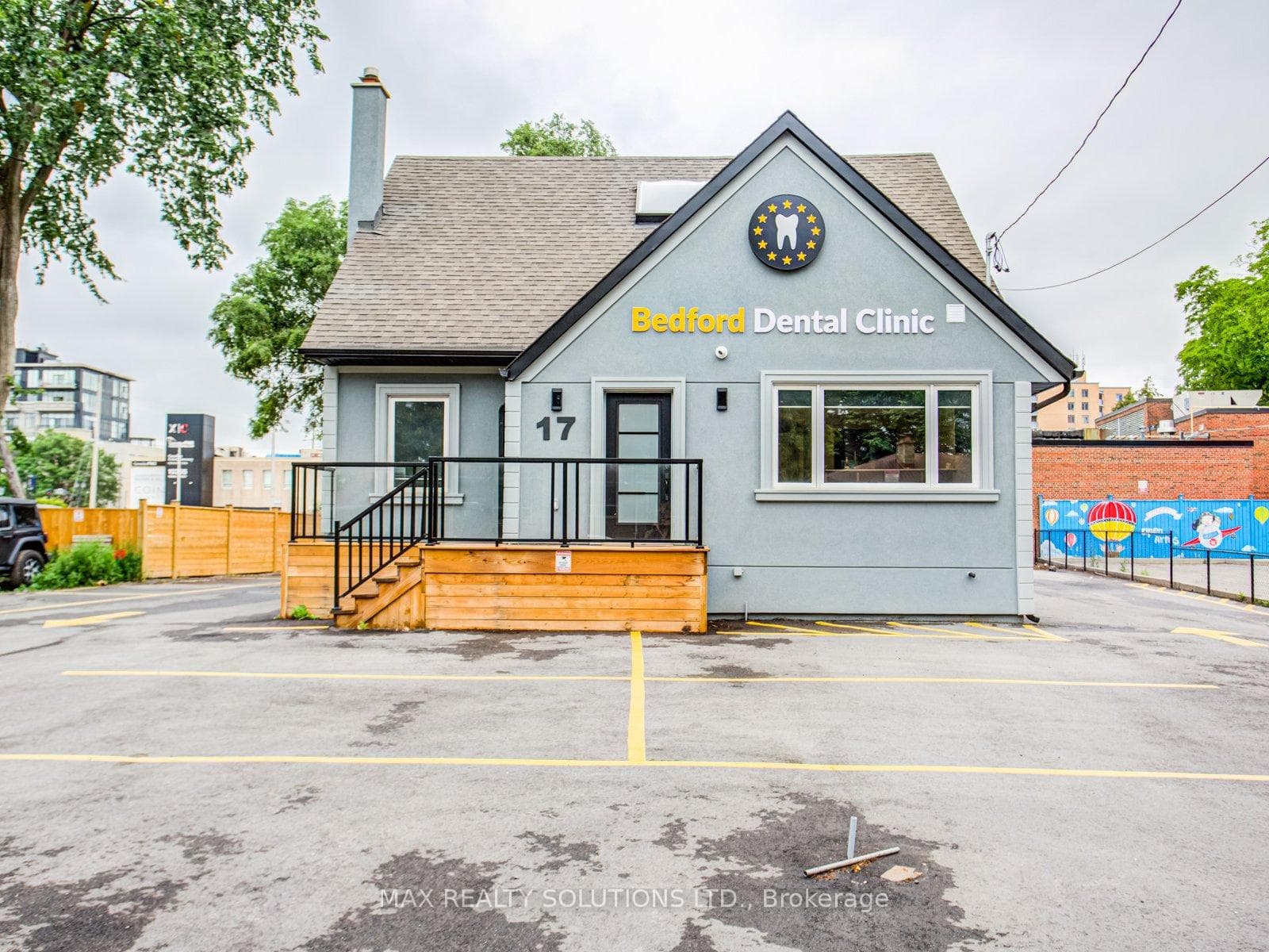 17 Bedford Park Avenue, Richmond Hill, ON L4C 2N9 - Photo 1