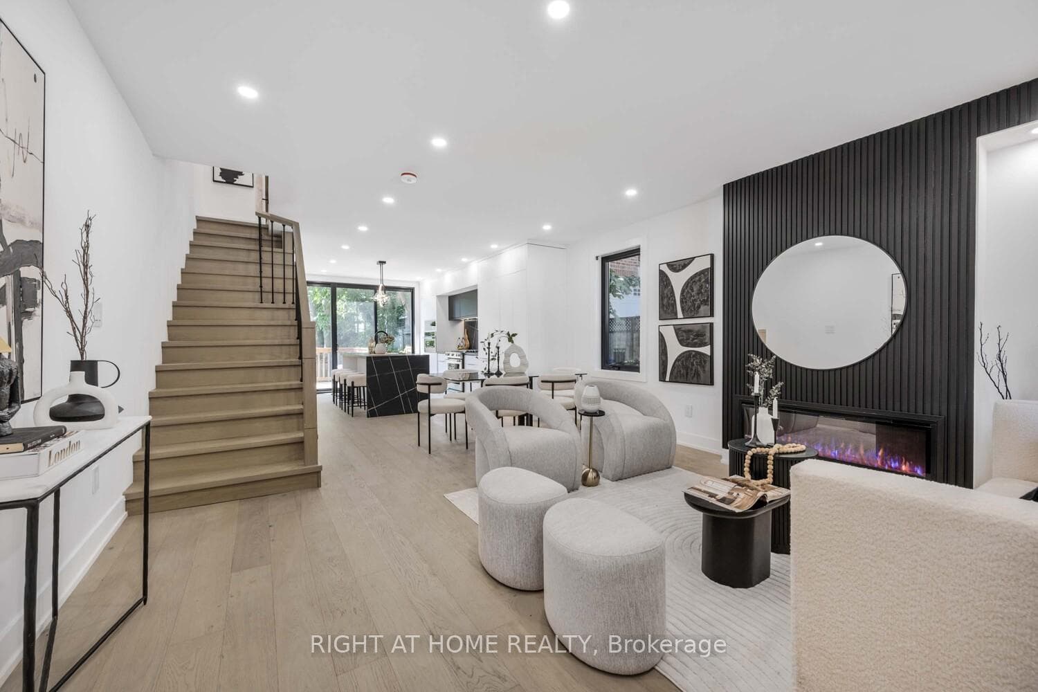 324 Lee Avenue, The Beaches / Upper Beaches, ON M4E 2P8 - Photo 1