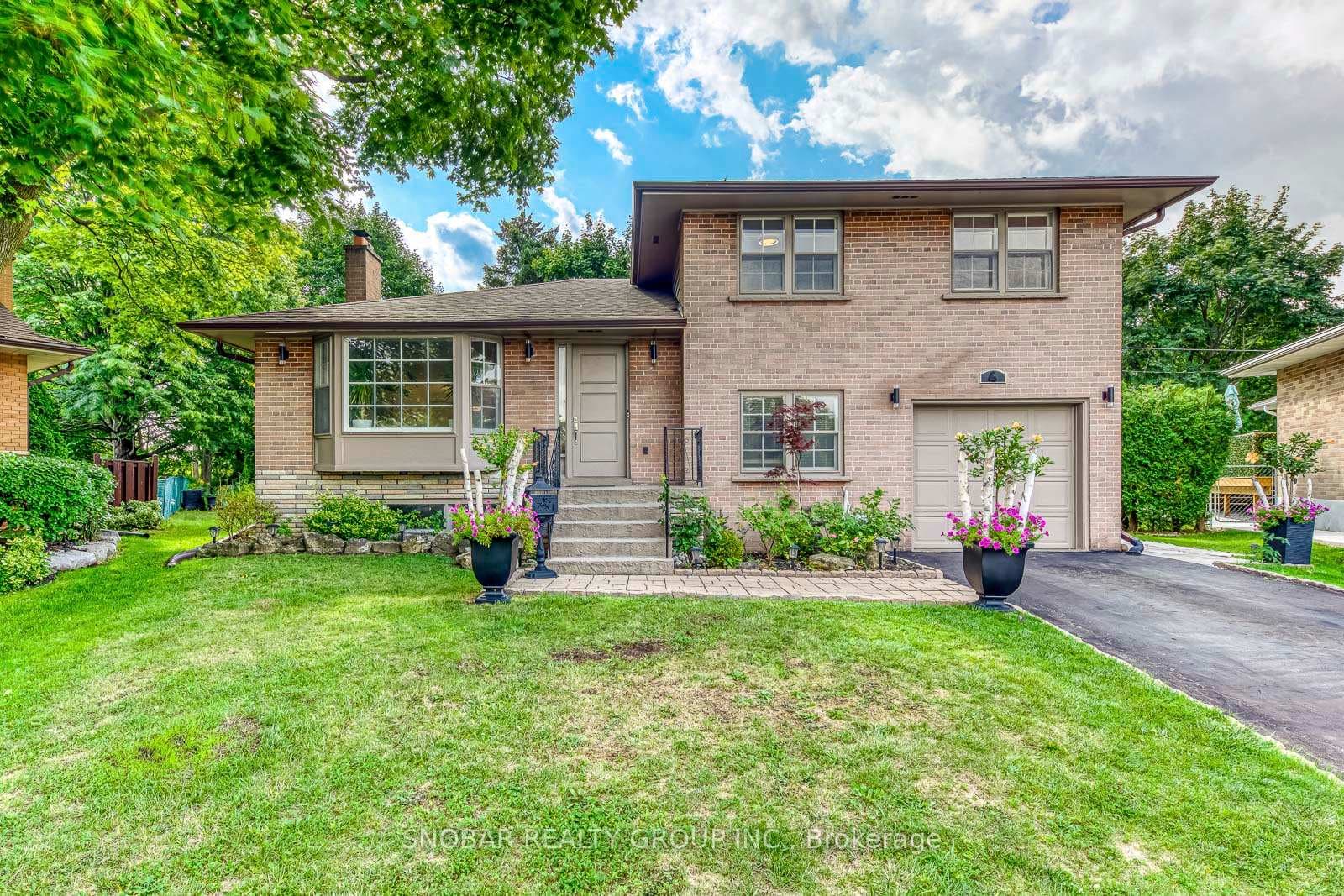 4 Haregate Court, Etobicoke (Kingsview Village / Humber Heights), ON M9R 3H5 - Photo 1