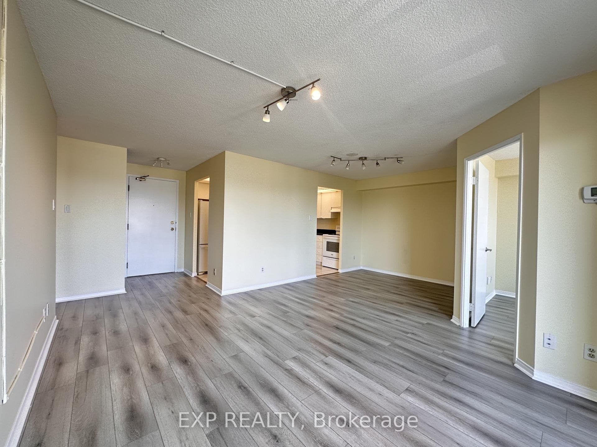 115 Hillcrest Avenue Unit 502, Mississauga, ON L5B 3Y9 - Photo 1