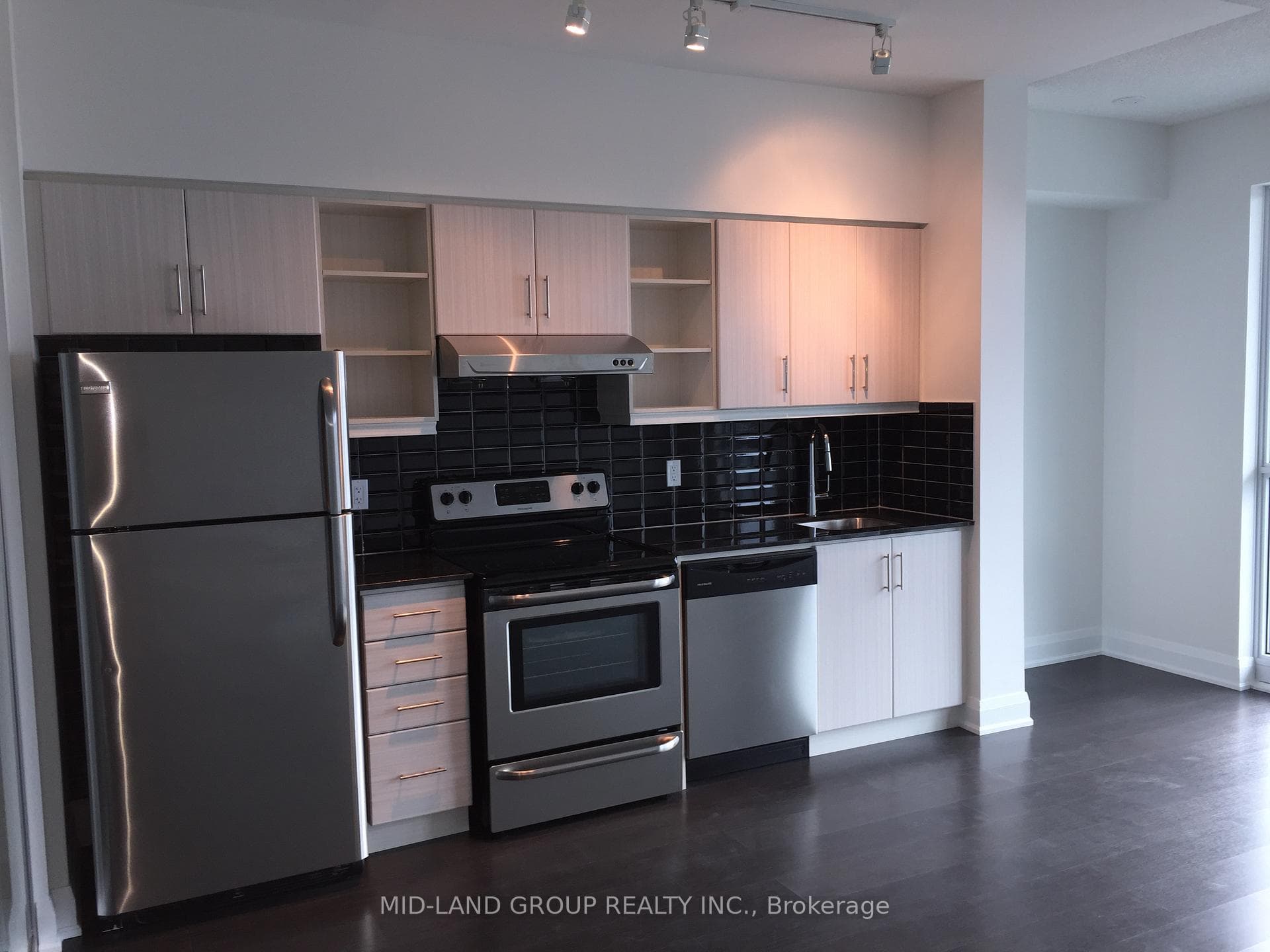 160 Vanderhoof Avenue Unit 1012, Flemingdon Park / Don Mills, ON M4G 4K3 - Photo 1