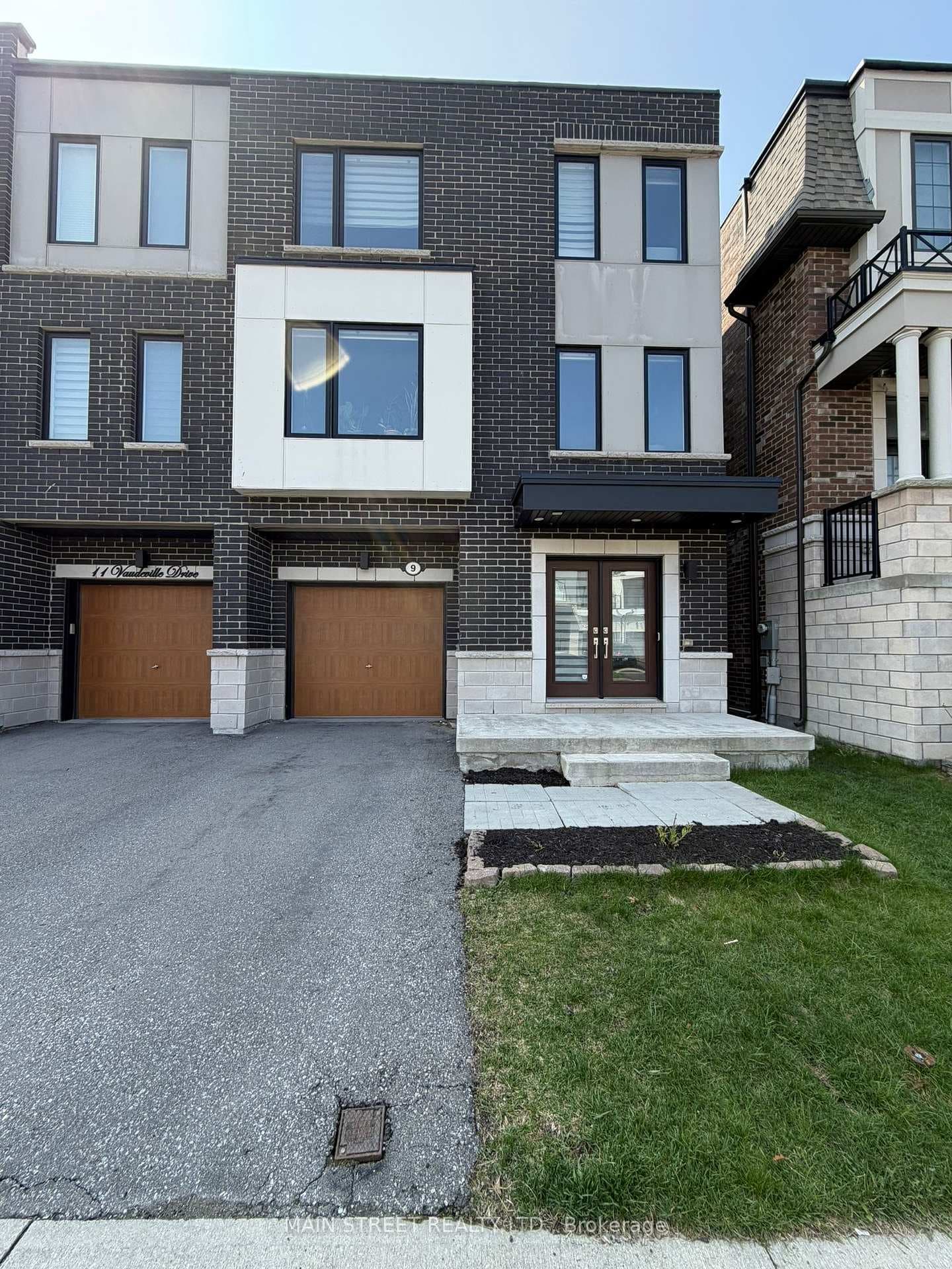 9 Vaudeville Drive, Liberty Village / Parkdale / South Parkdale, ON M8W 0B5 - Photo 1