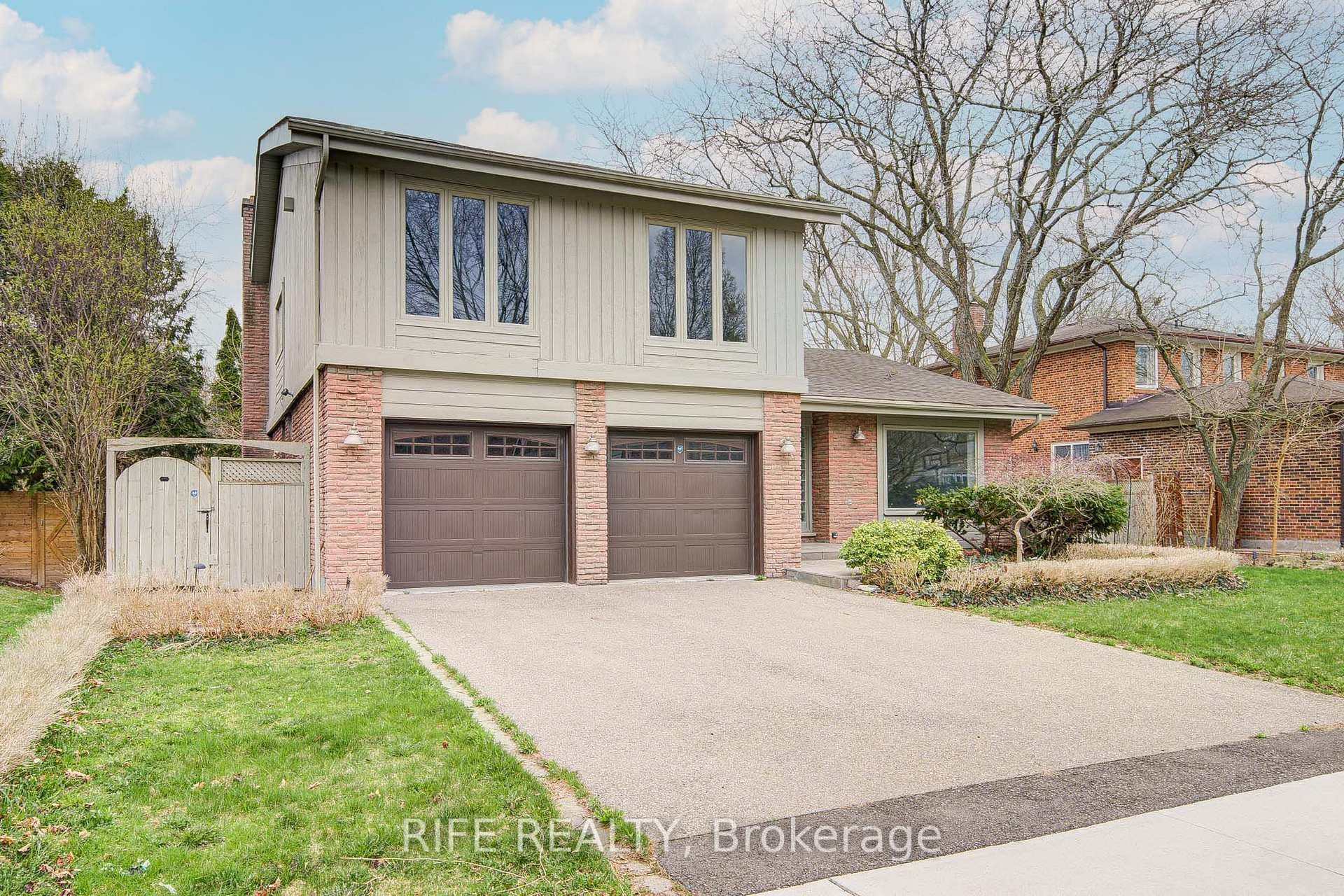 17 Bramble Drive, Don Mills / Parkwoods / Victoria Village, ON M3B 2E9 - Photo 1