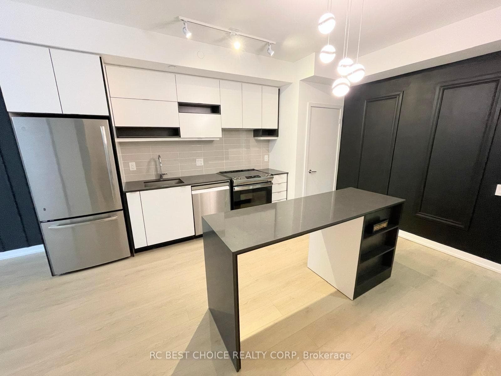 4065 Confederation Parkway Unit 1302, Mississauga
