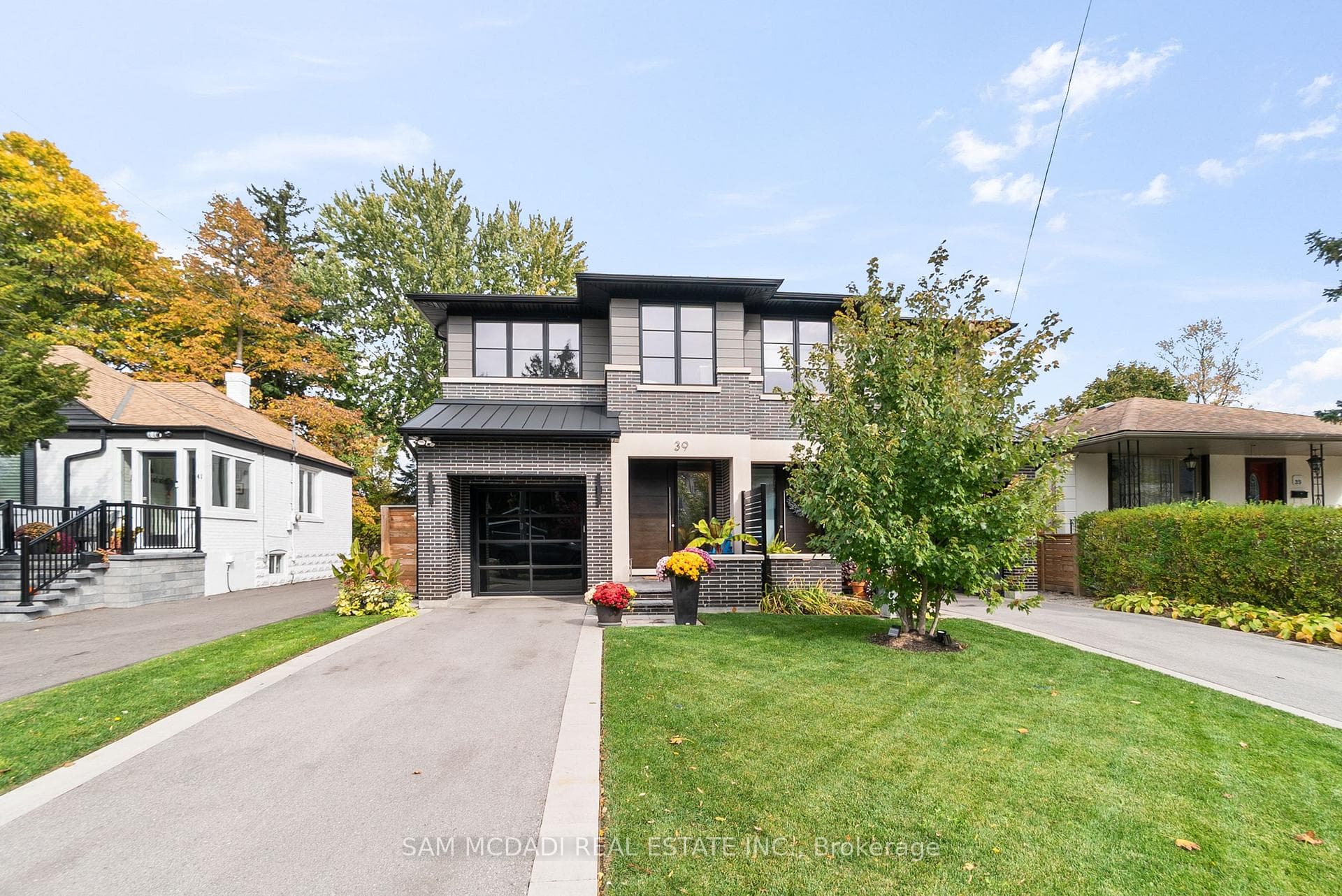 39 Oakwood Avenue, Mississauga, ON L5G 3L8 - Photo 1