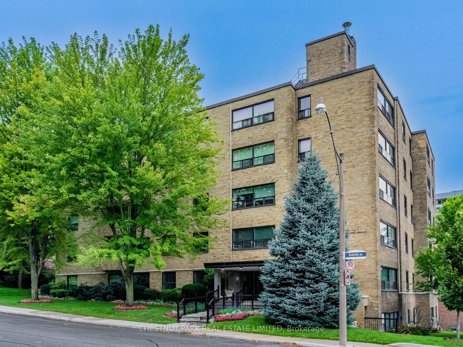 2 Ridelle Avenue Unit 404, Lawrence Park / Bedford Park, ON M6B 1H4 - Photo 1