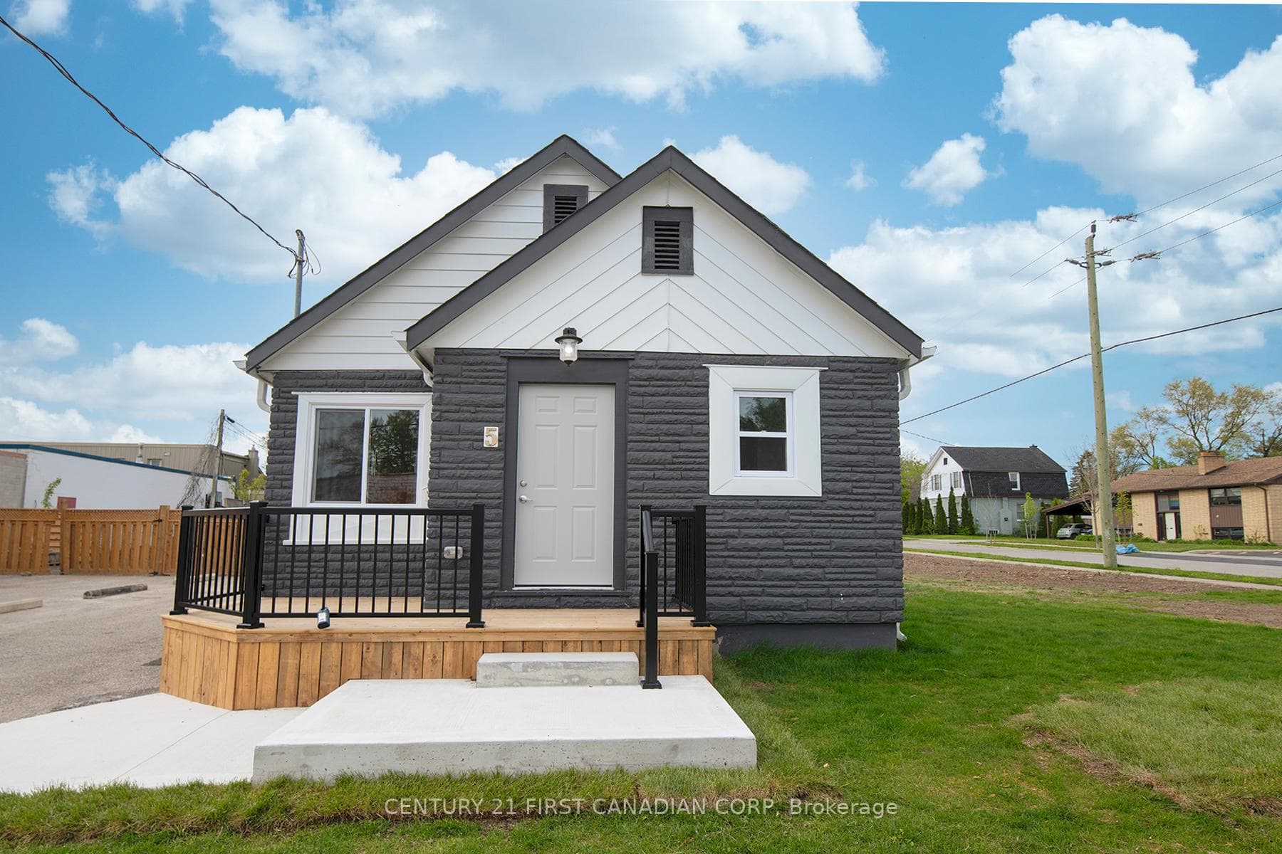 5 Briscoe Street, London South, ON N6J 1L7 - Photo 1
