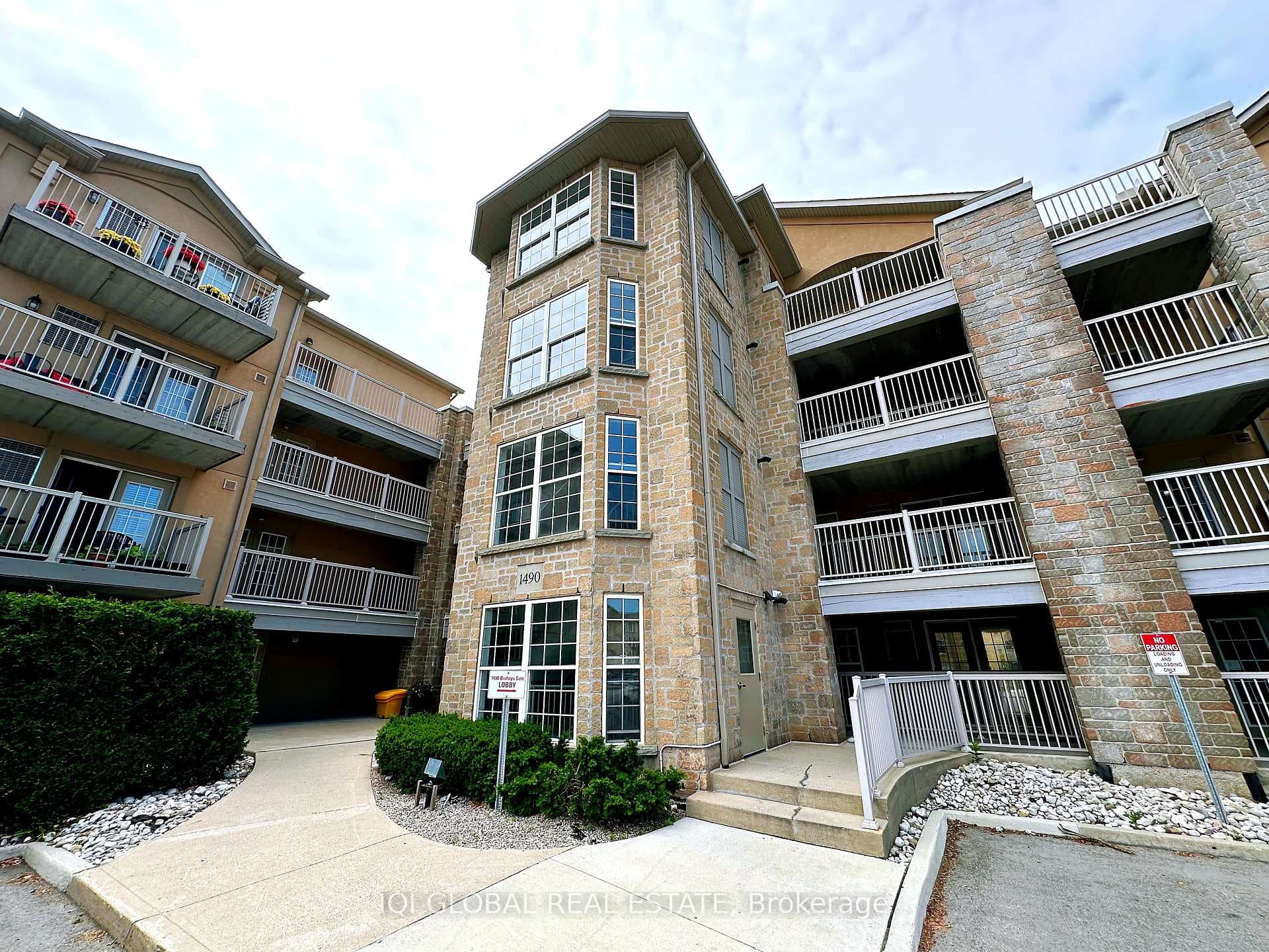 1490 Bishops Gate Unit 110, Oakville