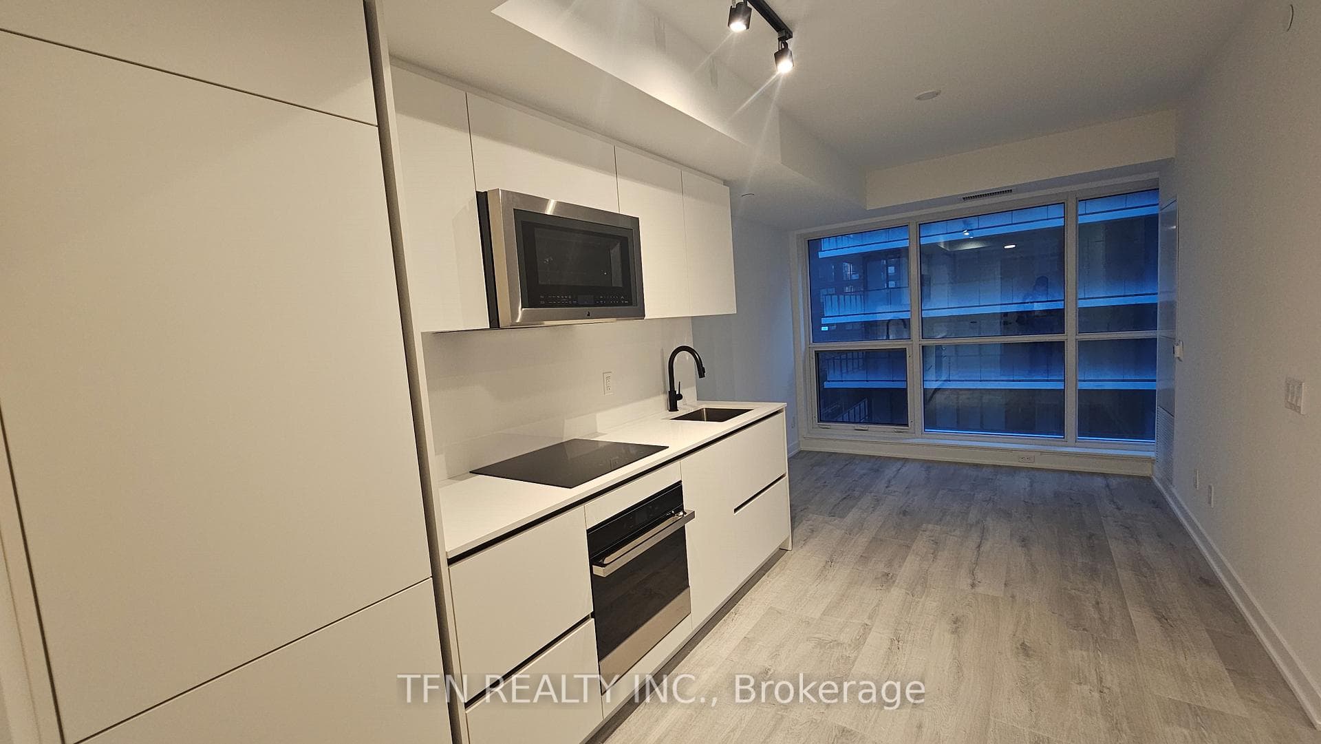 327 King Street Unit 1004, Downtown Toronto / Waterfront, ON M5V 0W7 - Photo 1