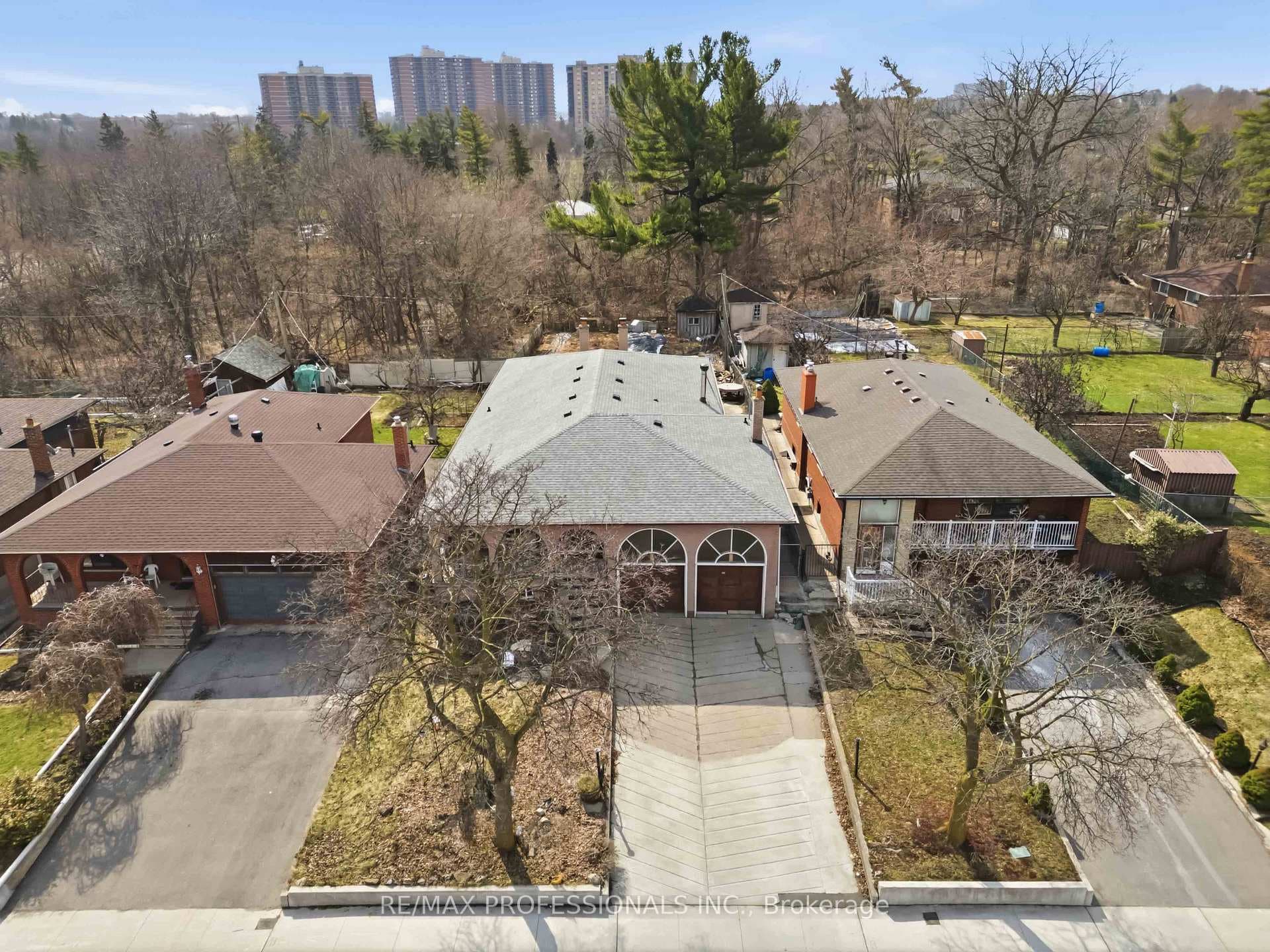 118 Tandridge Crescent, Etobicoke (West Mall / Rexdale), ON M9W 5N9 - Photo 1