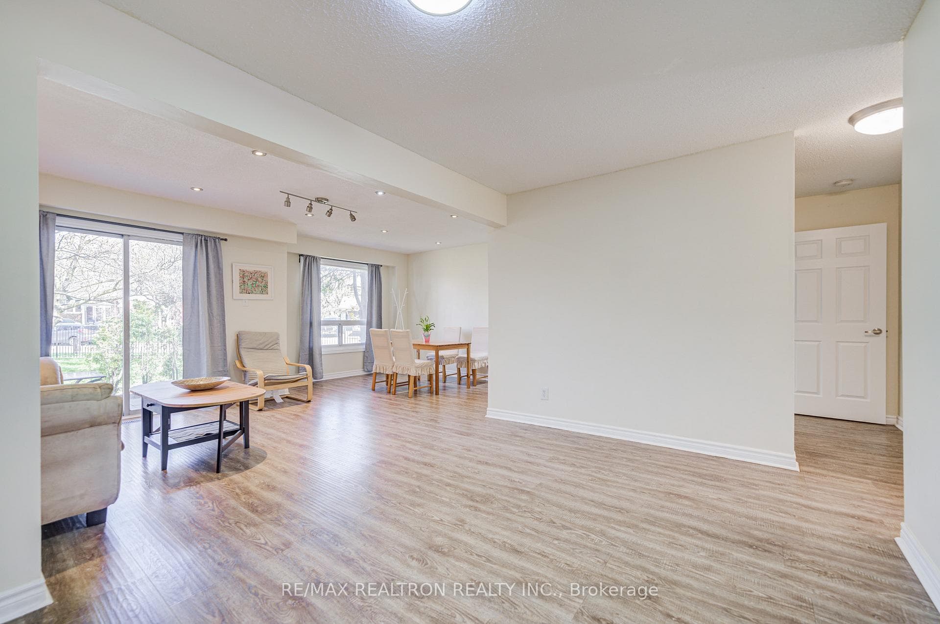 1180 Mississauga Valley Boulevard Unit 14, Mississauga, ON L5A 3M9 - Photo 1