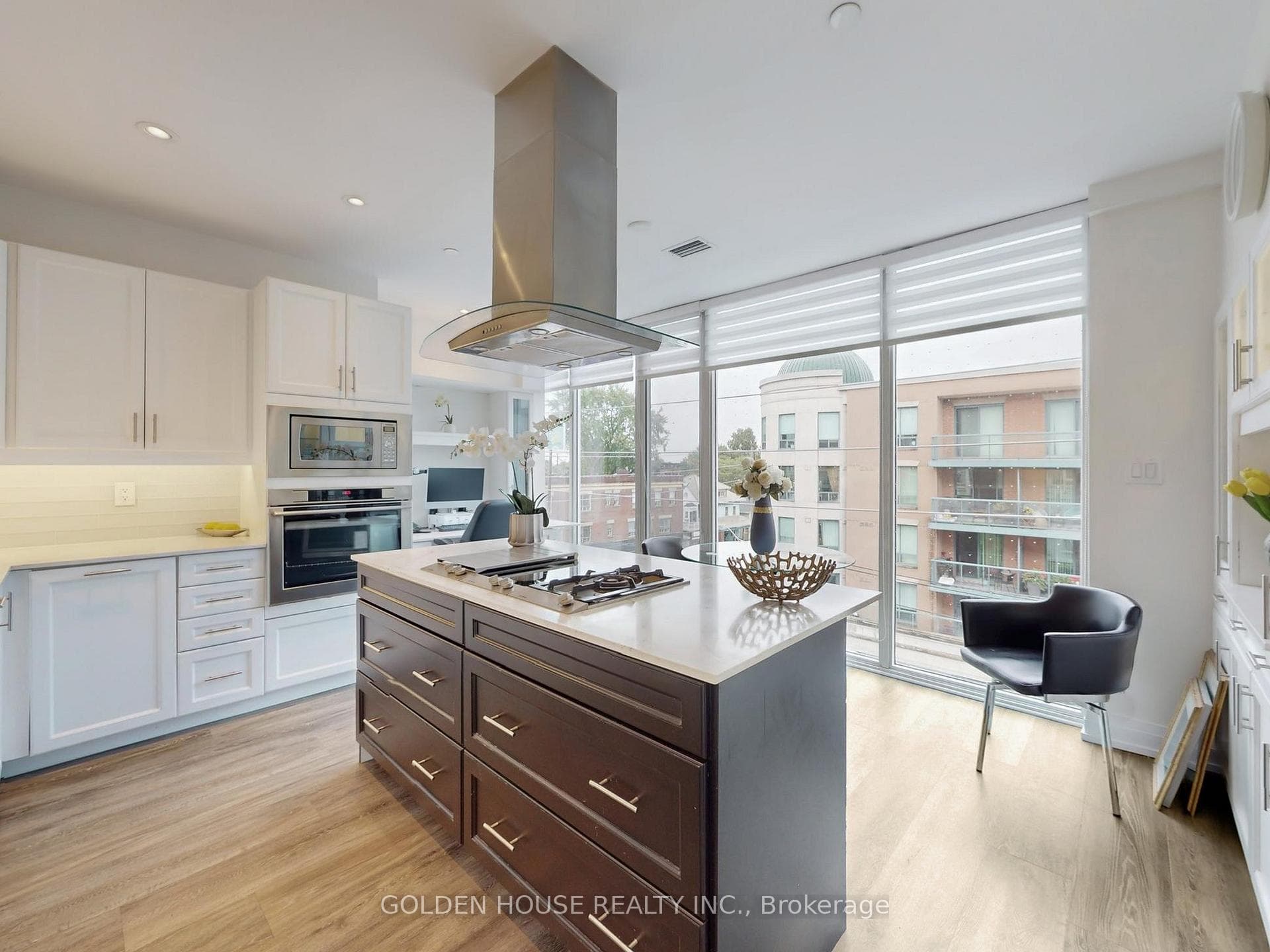 200 Woodbine Avenue Unit 403, The Beaches / Upper Beaches, ON M4L 3P2 - Photo 1