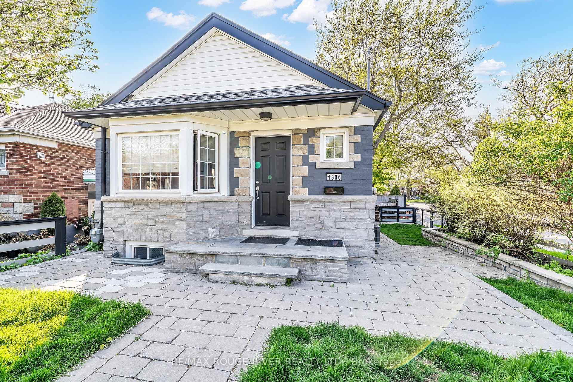 1306 Kingston Road, Toronto E06
