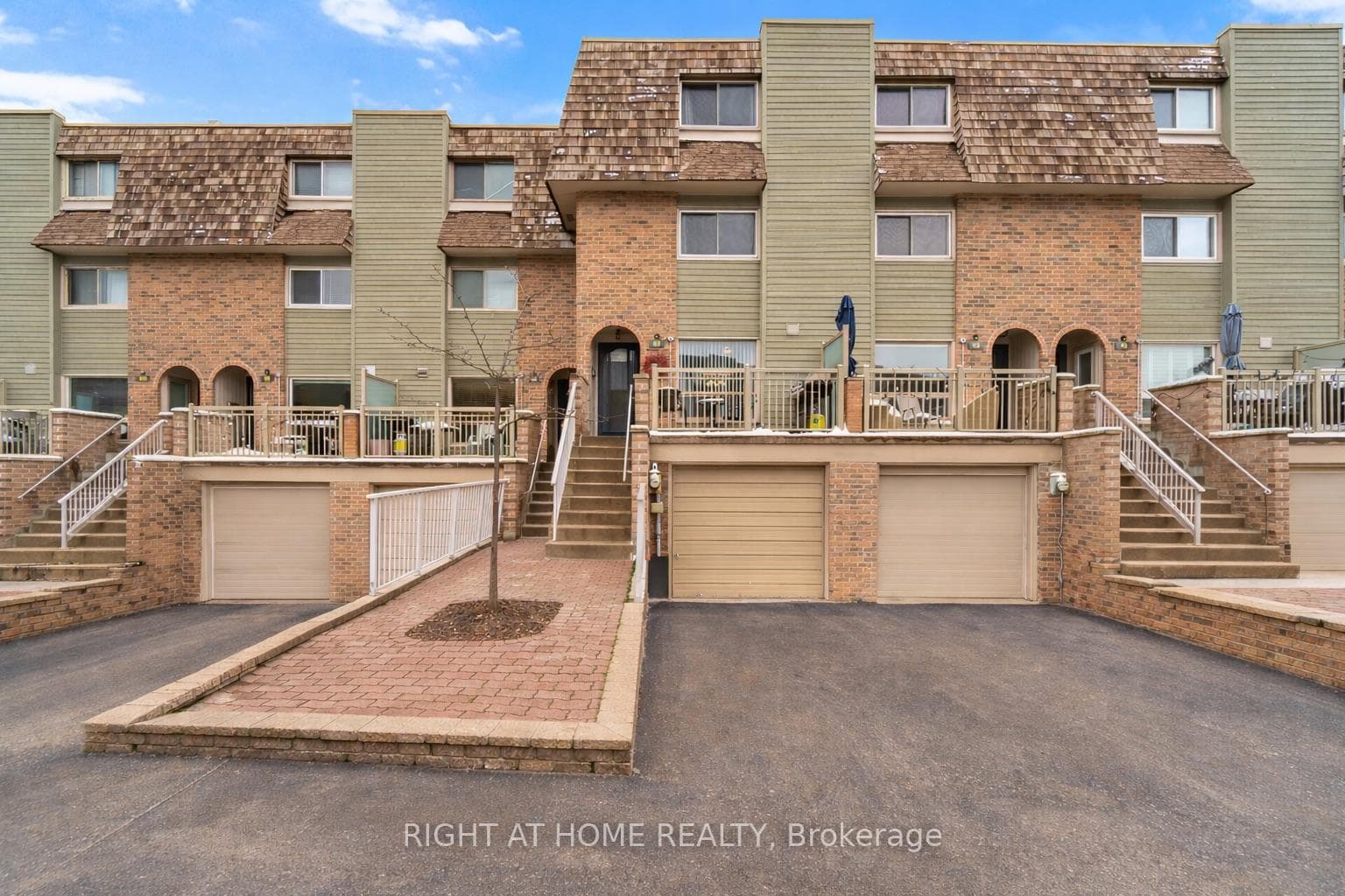 94 Dutch Myrtle Way, Don Mills / Parkwoods / Victoria Village, ON M3B 3K8 - Photo 1