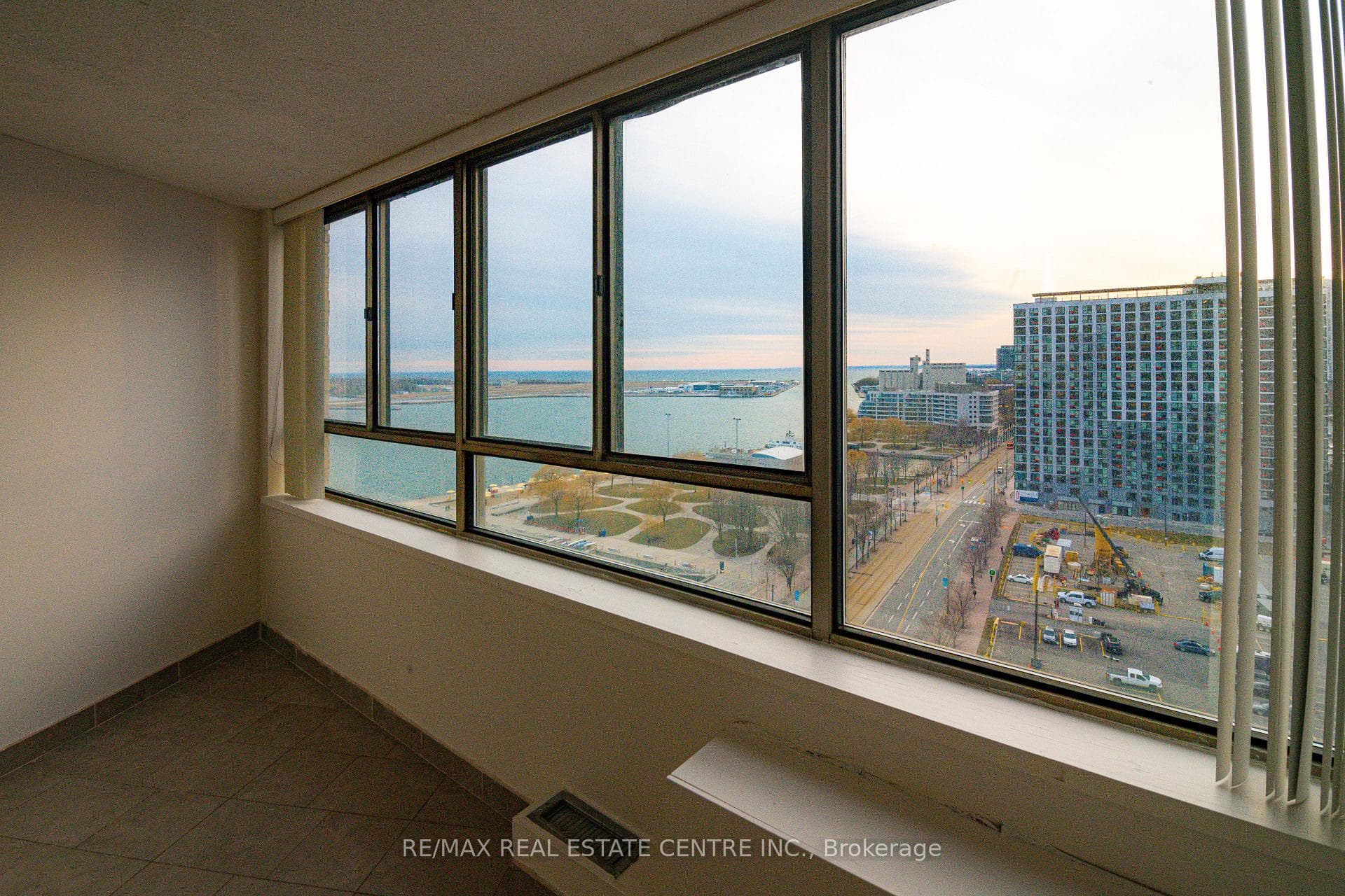 270 Queens Quay Unit 1504, Downtown Toronto / Waterfront, ON M5J 2N4 - Photo 1
