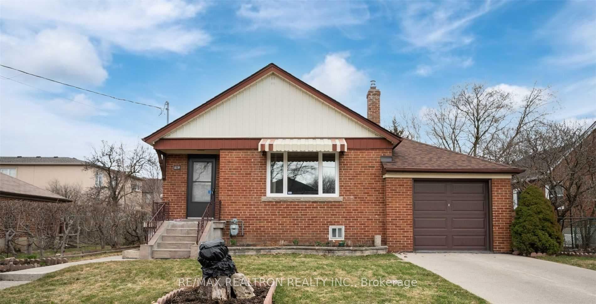 59 Brookview Drive, Lawrence Park / Bedford Park, ON M6A 2K4 - Photo 1