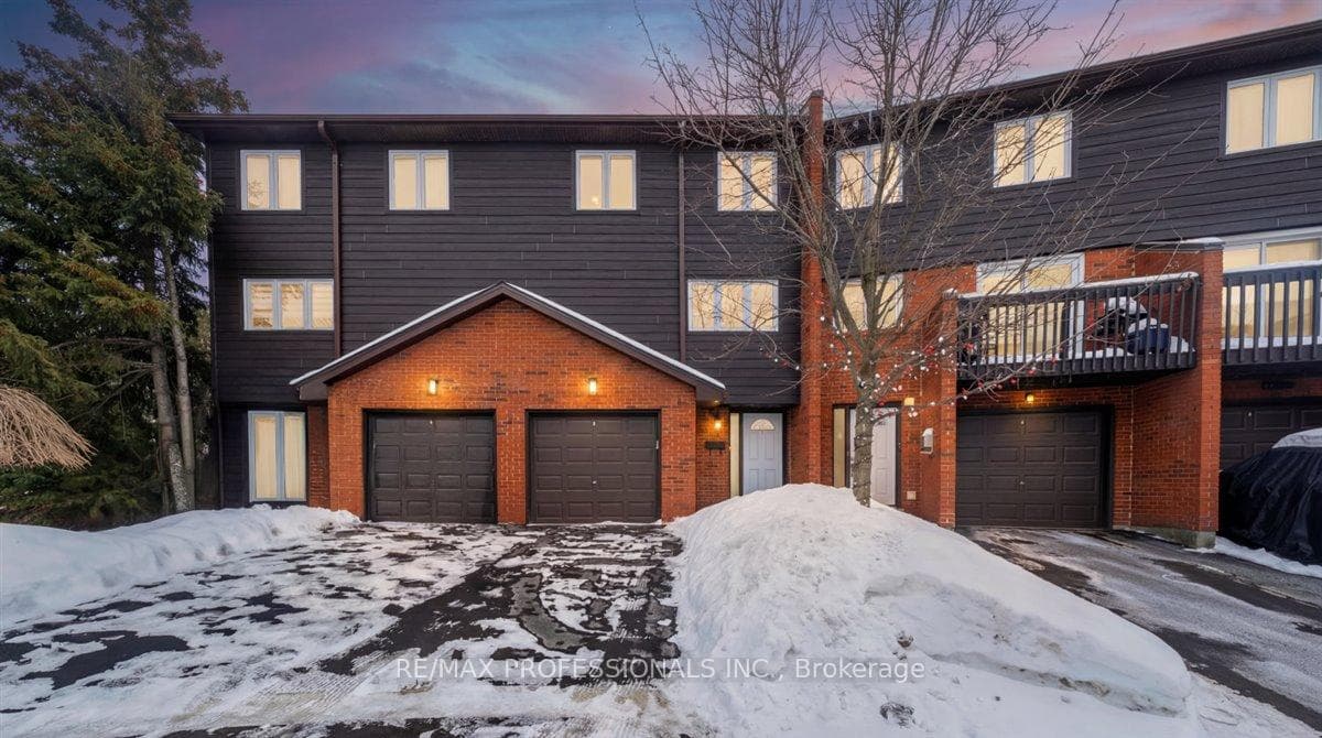 1755 Rathburn Road Unit 14, Mississauga, ON L4W 2M8 - Photo 1