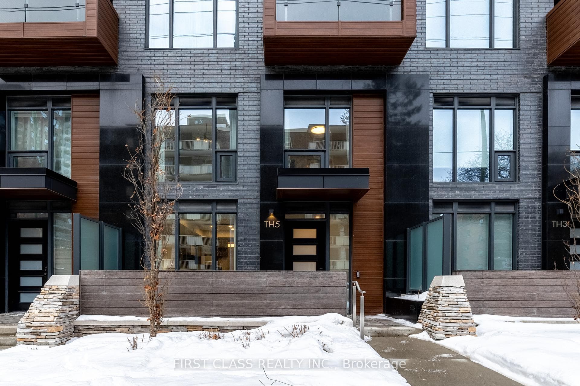 21 Park Street Unit TH05, Mississauga, ON L5G 0C2 - Photo 1