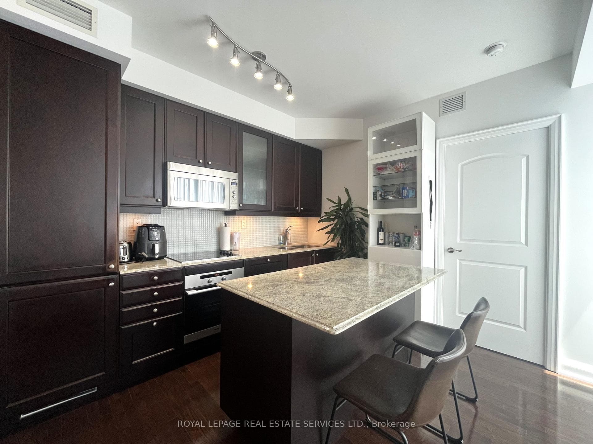 1 Bedford Road Unit 715, Annex / Yorkville / Summerhill, ON M5R 2B5 - Photo 1