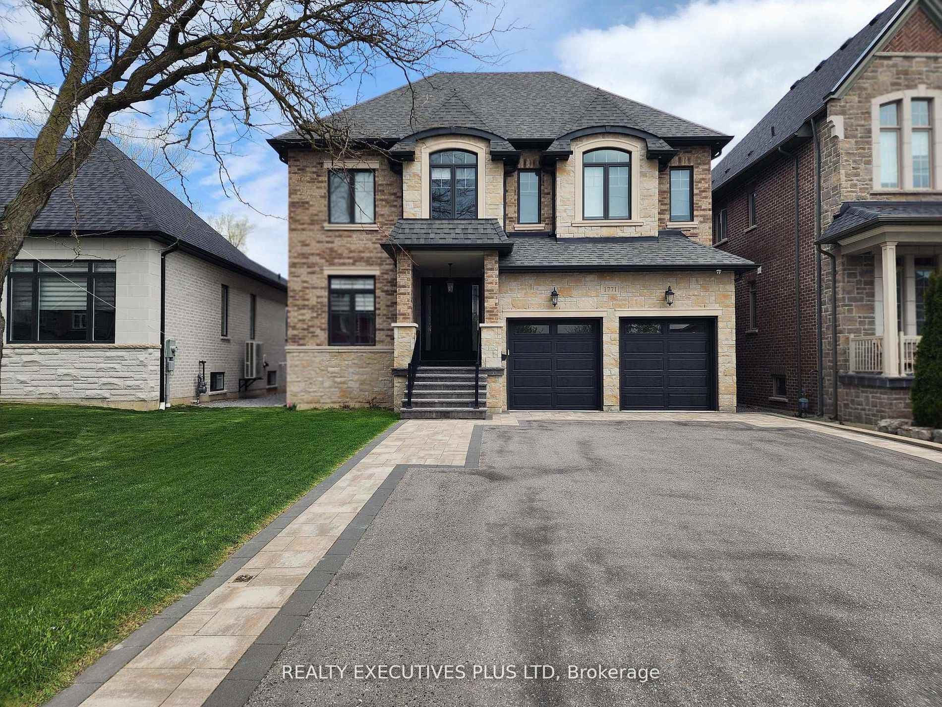 Newer Custom Home Over 4600 Sqft