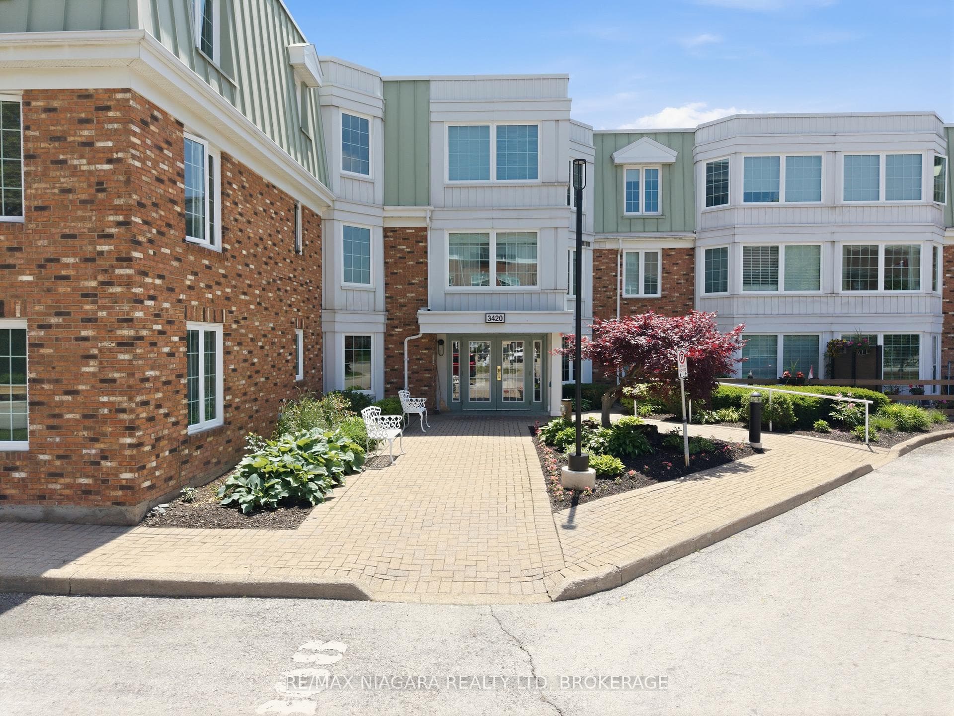 Largest corner suite offered with 1178sqft