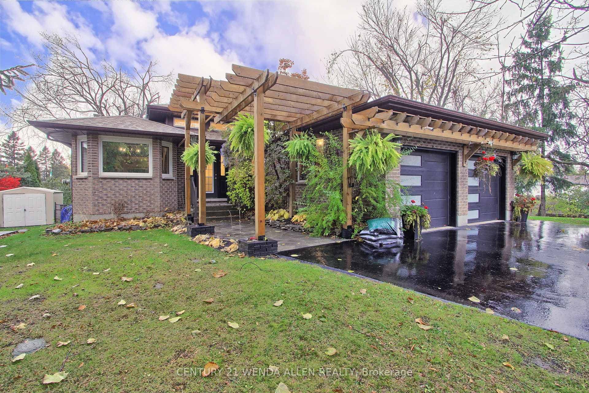 LINDSAY WATERFRONT!!! APPROX. 4000 SQ FT!!