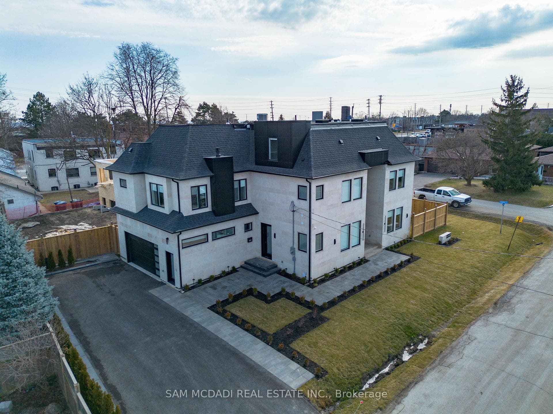 1019 Strathy Avenue, Mississauga, ON L5E 2J5 - Photo 1