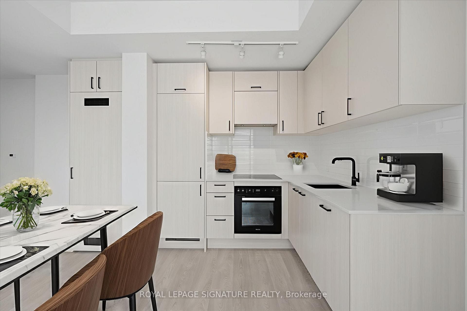 1 Quarrington Lane Unit 904, Don Mills / Parkwoods / Victoria Village, ON M3C 0S4 - Photo 1